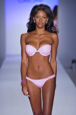 Miami - 22 Temmuz: model yürür beyaz mayo tanıtımı için mercedes-benz yüzmek moda haftası 22 Temmuz 2012 ilkbahar yaz 2013 pist miami, fl