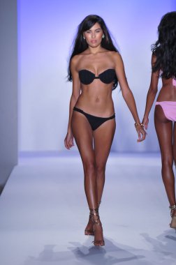 Miami - 22 Temmuz: model yürür beyaz mayo tanıtımı için mercedes-benz yüzmek moda haftası 22 Temmuz 2012 ilkbahar yaz 2013 pist miami, fl