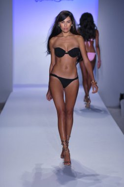 Miami - 22 Temmuz: model yürür beyaz mayo tanıtımı için mercedes-benz yüzmek moda haftası 22 Temmuz 2012 ilkbahar yaz 2013 pist miami, fl