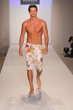 Miami - 20 Temmuz: model yürür pist a.z araujo yüzmek koleksiyonu için ilkbahar yaz 2013 mercedes-benz yüzmek moda haftası 20 Temmuz 2012 tarihinde miami, fl