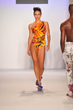 Miami - 20 Temmuz: model yürür pist a.z araujo yüzmek koleksiyonu için ilkbahar yaz 2013 mercedes-benz yüzmek moda haftası 20 Temmuz 2012 tarihinde miami, fl