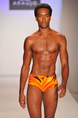 Miami - 20 Temmuz: model yürür pist a.z araujo yüzmek koleksiyonu için ilkbahar yaz 2013 mercedes-benz yüzmek moda haftası 20 Temmuz 2012 tarihinde miami, fl