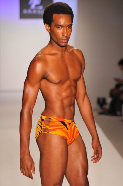 Miami - 20 Temmuz: model yürür pist a.z araujo yüzmek koleksiyonu için ilkbahar yaz 2013 mercedes-benz yüzmek moda haftası 20 Temmuz 2012 tarihinde miami, fl