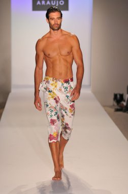 Miami - 20 Temmuz: model yürür pist a.z araujo yüzmek koleksiyonu için ilkbahar yaz 2013 mercedes-benz yüzmek moda haftası 20 Temmuz 2012 tarihinde miami, fl