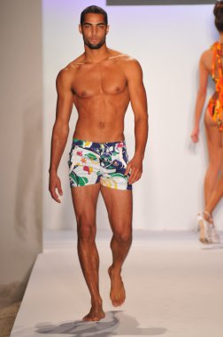 Miami - 20 Temmuz: model yürür pist a.z araujo yüzmek koleksiyonu için ilkbahar yaz 2013 mercedes-benz yüzmek moda haftası 20 Temmuz 2012 tarihinde miami, fl