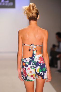 Miami - 20 Temmuz: model yürür pist a.z araujo yüzmek koleksiyonu için ilkbahar yaz 2013 mercedes-benz yüzmek moda haftası 20 Temmuz 2012 tarihinde miami, fl