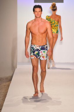 Miami - 20 Temmuz: model yürür pist a.z araujo yüzmek koleksiyonu için ilkbahar yaz 2013 mercedes-benz yüzmek moda haftası 20 Temmuz 2012 tarihinde miami, fl