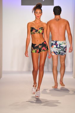 Miami - 20 Temmuz: model yürür pist a.z araujo yüzmek koleksiyonu için ilkbahar yaz 2013 mercedes-benz yüzmek moda haftası 20 Temmuz 2012 tarihinde miami, fl