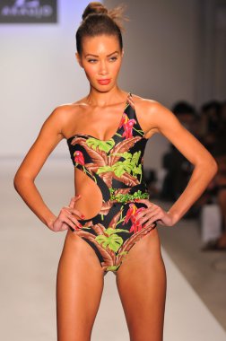 Miami - 20 Temmuz: model yürür pist a.z araujo yüzmek koleksiyonu için ilkbahar yaz 2013 mercedes-benz yüzmek moda haftası 20 Temmuz 2012 tarihinde miami, fl