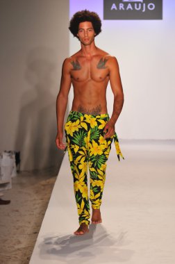 Miami - 20 Temmuz: model yürür pist a.z araujo yüzmek koleksiyonu için ilkbahar yaz 2013 mercedes-benz yüzmek moda haftası 20 Temmuz 2012 tarihinde miami, fl