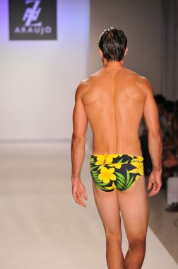 Miami - 20 Temmuz: model yürür pist a.z araujo yüzmek koleksiyonu için ilkbahar yaz 2013 mercedes-benz yüzmek moda haftası 20 Temmuz 2012 tarihinde miami, fl