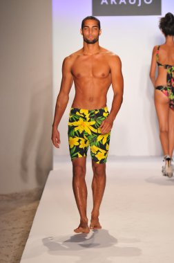 Miami - 20 Temmuz: model yürür pist a.z araujo yüzmek koleksiyonu için ilkbahar yaz 2013 mercedes-benz yüzmek moda haftası 20 Temmuz 2012 tarihinde miami, fl