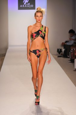 Miami - 20 Temmuz: model yürür pist a.z araujo yüzmek koleksiyonu için ilkbahar yaz 2013 mercedes-benz yüzmek moda haftası 20 Temmuz 2012 tarihinde miami, fl
