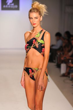 Miami - 20 Temmuz: model yürür pist a.z araujo yüzmek koleksiyonu için ilkbahar yaz 2013 mercedes-benz yüzmek moda haftası 20 Temmuz 2012 tarihinde miami, fl