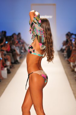 Miami - 23 Temmuz: model yürür pist aguaclara mayo koleksiyonu için ilkbahar yaz 2013 mercedes-benz yüzmek moda hafta 23 Temmuz 2012 tarihinde miami, fl