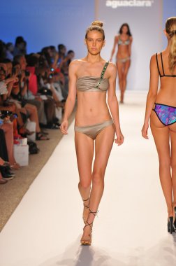 Miami - 23 Temmuz: model yürür pist aguaclara mayo koleksiyonu için ilkbahar yaz 2013 mercedes-benz yüzmek moda hafta 23 Temmuz 2012 tarihinde miami, fl