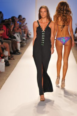 Miami - 23 Temmuz: model yürür pist aguaclara mayo koleksiyonu için ilkbahar yaz 2013 mercedes-benz yüzmek moda hafta 23 Temmuz 2012 tarihinde miami, fl