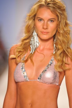Miami - 23 Temmuz: model yürür pist aguaclara mayo koleksiyonu için ilkbahar yaz 2013 mercedes-benz yüzmek moda hafta 23 Temmuz 2012 tarihinde miami, fl