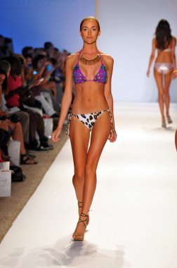 Miami - 23 Temmuz: model yürür pist aguaclara mayo koleksiyonu için ilkbahar yaz 2013 mercedes-benz yüzmek moda hafta 23 Temmuz 2012 tarihinde miami, fl