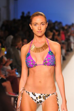 Miami - 23 Temmuz: model yürür pist aguaclara mayo koleksiyonu için ilkbahar yaz 2013 mercedes-benz yüzmek moda hafta 23 Temmuz 2012 tarihinde miami, fl