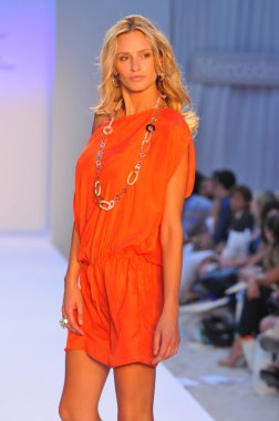 Miami - 23 Temmuz: model yürür pist ank mirla sabino mayo koleksiyonu için ilkbahar yaz 2013 mercedes-benz yüzmek moda hafta 23 Temmuz 2012 Miami, fl