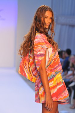 Miami - 23 Temmuz: model mercedes-benz yüzmek moda hafta 23 Temmuz 2012 2013 ilkbahar yaz için mirla sabino mayo koleksiyonu tarafından ank pist yürür