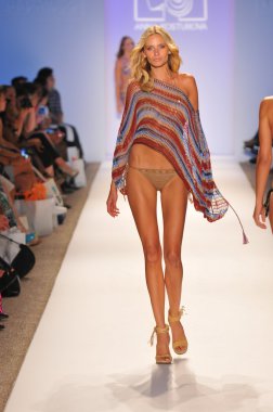 Miami - 23 Temmuz: model Miami'de anna kosturova mayo koleksiyonu için ilkbahar yaz 2013 mercedes-benz yüzmek moda hafta 23 Temmuz 2012 tarihinde pist yürür