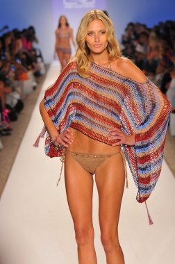 Miami - 23 Temmuz: model Miami'de anna kosturova mayo koleksiyonu için ilkbahar yaz 2013 mercedes-benz yüzmek moda hafta 23 Temmuz 2012 tarihinde pist yürür