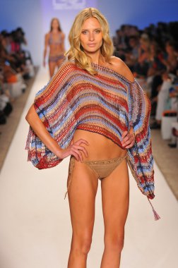Miami - 23 Temmuz: model Miami'de anna kosturova mayo koleksiyonu için ilkbahar yaz 2013 mercedes-benz yüzmek moda hafta 23 Temmuz 2012 tarihinde pist yürür