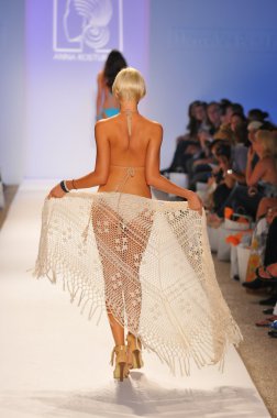 Miami - 23 Temmuz: model Miami'de anna kosturova mayo koleksiyonu için ilkbahar yaz 2013 mercedes-benz yüzmek moda hafta 23 Temmuz 2012 tarihinde pist yürür