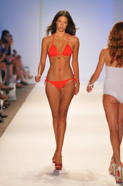 aquarella yüzmek koleksiyon ilkbahar yaz 2013 mercedes-benz yüzmek moda hafta 23 Temmuz 2012 için pist Miami'de yürüyüş modeli