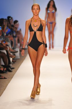 aquarella yüzmek koleksiyon ilkbahar yaz 2013 mercedes-benz yüzmek moda hafta 23 Temmuz 2012 için pist Miami'de yürüyüş modeli