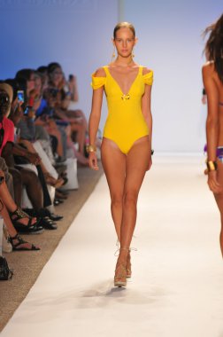 aquarella yüzmek koleksiyon ilkbahar yaz 2013 mercedes-benz yüzmek moda hafta 23 Temmuz 2012 için pist Miami'de yürüyüş modeli