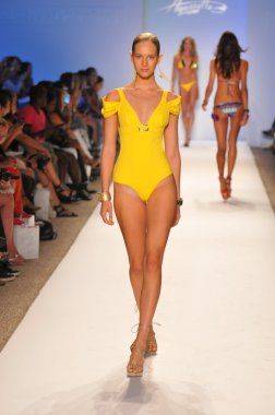 aquarella yüzmek koleksiyon ilkbahar yaz 2013 mercedes-benz yüzmek moda hafta 23 Temmuz 2012 için pist Miami'de yürüyüş modeli