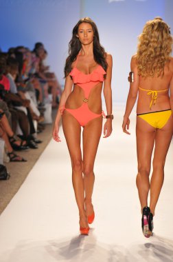 aquarella yüzmek koleksiyon ilkbahar yaz 2013 mercedes-benz yüzmek moda hafta 23 Temmuz 2012 için pist Miami'de yürüyüş modeli