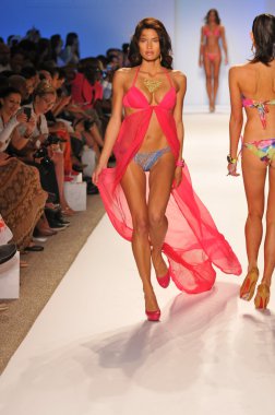 aquarella yüzmek koleksiyon ilkbahar yaz 2013 mercedes-benz yüzmek moda hafta 23 Temmuz 2012 için pist Miami'de yürüyüş modeli