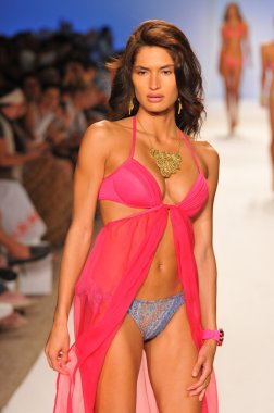 aquarella yüzmek koleksiyon ilkbahar yaz 2013 mercedes-benz yüzmek moda hafta 23 Temmuz 2012 için pist Miami'de yürüyüş modeli