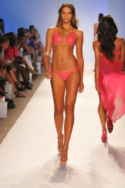 aquarella yüzmek koleksiyon ilkbahar yaz 2013 mercedes-benz yüzmek moda hafta 23 Temmuz 2012 için pist Miami'de yürüyüş modeli