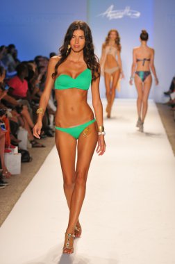 aquarella yüzmek koleksiyon ilkbahar yaz 2013 mercedes-benz yüzmek moda hafta 23 Temmuz 2012 için pist Miami'de yürüyüş modeli