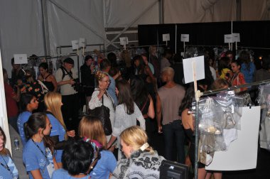 Miami - 23 Temmuz: model alır hazır sahne arkasına aquarella yüzmek koleksiyonu için ilkbahar yaz 2013 mercedes-benz yüzmek moda hafta 23 Temmuz 2012 Miami
