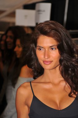 Miami - 23 Temmuz: model alır hazır sahne arkasına aquarella yüzmek koleksiyonu için ilkbahar yaz 2013 mercedes-benz yüzmek moda hafta 23 Temmuz 2012 Miami