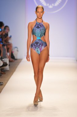 Miami - 23 Temmuz: model yürür pist cote dor mayo koleksiyonu için ilkbahar yaz 2013 mercedes-benz yüzmek moda hafta 23 Temmuz 2012 tarihinde miami, fl
