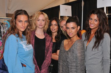 Miami - 23 Temmuz: model alır hazır sahne arkasına aquarella yüzmek koleksiyonu için ilkbahar yaz 2013 mercedes-benz yüzmek moda hafta 23 Temmuz 2012 Miami