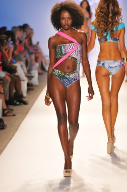 Miami - 23 Temmuz: model yürür pist cote dor mayo koleksiyonu için ilkbahar yaz 2013 mercedes-benz yüzmek moda hafta 23 Temmuz 2012 tarihinde miami, fl