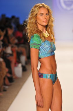 Miami - 23 Temmuz: model yürür pist cote dor mayo koleksiyonu için ilkbahar yaz 2013 mercedes-benz yüzmek moda hafta 23 Temmuz 2012 tarihinde miami, fl