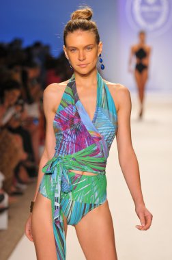 Miami - 23 Temmuz: model yürür pist cote dor mayo koleksiyonu için ilkbahar yaz 2013 mercedes-benz yüzmek moda hafta 23 Temmuz 2012 tarihinde miami, fl