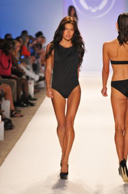 Miami - 23 Temmuz: model yürür pist cote dor mayo koleksiyonu için ilkbahar yaz 2013 mercedes-benz yüzmek moda hafta 23 Temmuz 2012 tarihinde miami, fl