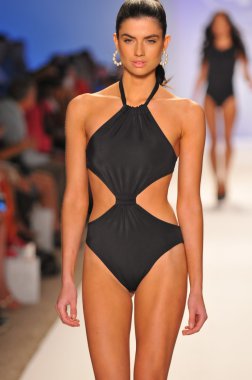 Miami - 23 Temmuz: model yürür pist cote dor mayo koleksiyonu için ilkbahar yaz 2013 mercedes-benz yüzmek moda hafta 23 Temmuz 2012 tarihinde miami, fl