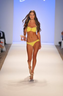 Miami - 23 Temmuz: model yürür pist dorit mayo koleksiyonu için ilkbahar yaz 2013 mercedes-benz yüzmek moda hafta 23 Temmuz 2012 tarihinde miami, fl