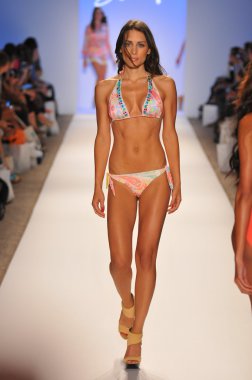 Miami - 23 Temmuz: model yürür pist dorit mayo koleksiyonu için ilkbahar yaz 2013 mercedes-benz yüzmek moda hafta 23 Temmuz 2012 tarihinde miami, fl
